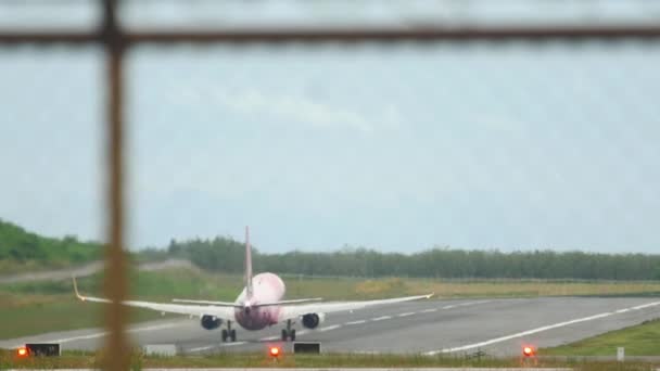 Πίσω όψη, ένα ροζ αεροπλάνο απογειώνεται — Αρχείο Βίντεο