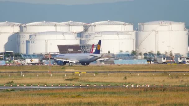 Arrivée de l'avion de ligne, atterrissage et freinage — Video