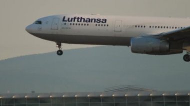 Lufthansa uçağı geliyor.