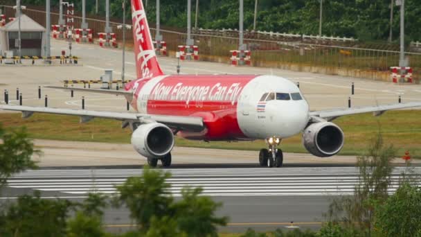AirAsia plane taxiing to start — Stock Video
