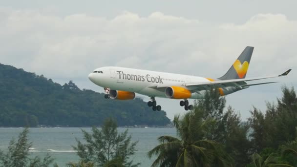 Flugzeug landet auf Flughafen Phuket — Stockvideo