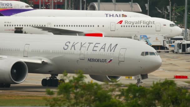 Aeroflot Boeing 777 Phuket havaalanından kalkıyor. — Stok video