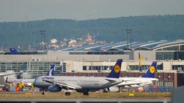 Uçak yolcusu geliyor.