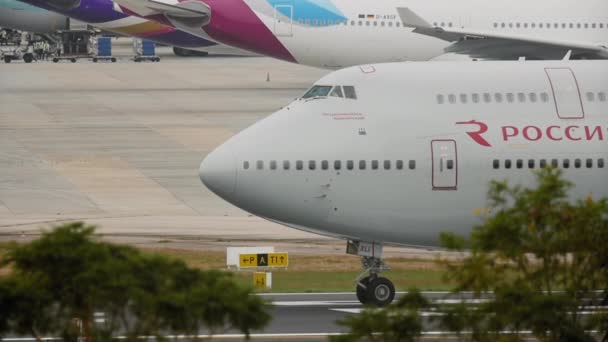 Jumbo Jet al principio antes del despegue — Vídeo de stock