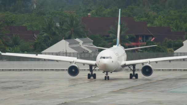 Airbus A330 Eurovings en el aeropuerto de Phuket — Vídeo de stock