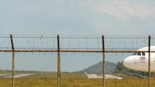 Flugzeug AirAsia bereitet sich auf Abflug vor — Stockvideo