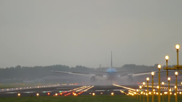 Blick auf die Landebahn mit Licht — Stockvideo