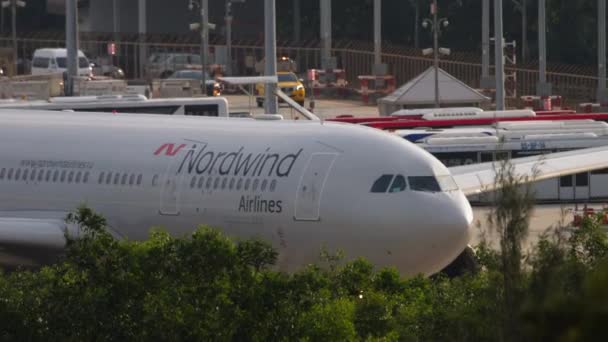 Salida del avión Nordwind en Phuket — Vídeo de stock