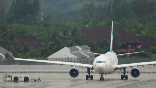 Flygplan med Eurowings på Phukets flygplats — Stockvideo