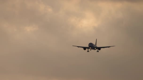 飞机在黄昏多云的日落天空中飞翔 — 图库视频影像