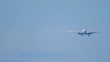 Uçak uçuyor. Düşük ihtimal.