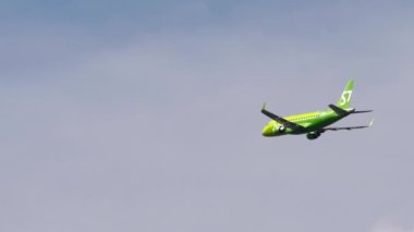 S7 Havayolları yolcu uçağı iniyor