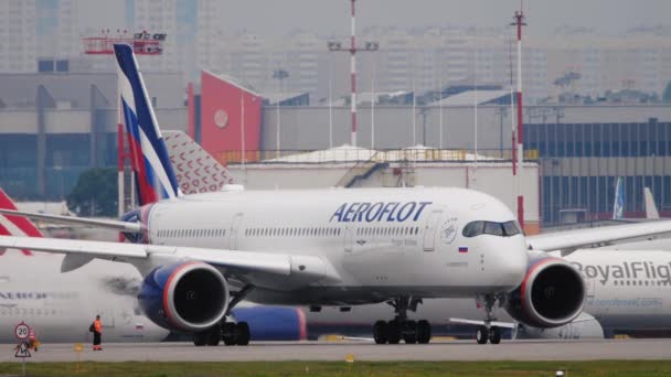 Airbus A350 Aeroflot linie lotnicze w międzynarodowym porcie lotniczym Sheremetyevo — Wideo stockowe