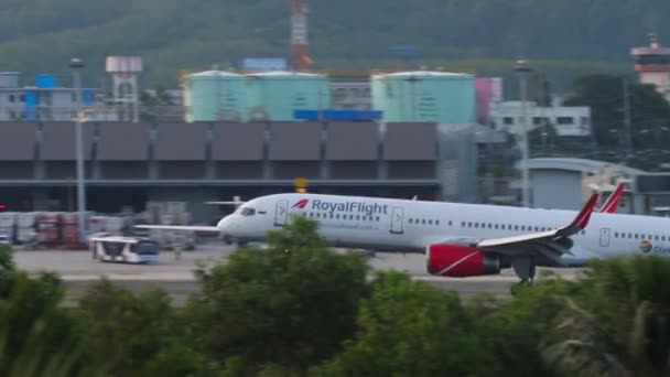Penerbangan kerajaan mendarat di bandara Phuket — Stok Video