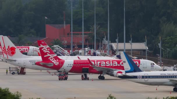 Phuket havaalanında uçaklar — Stok video