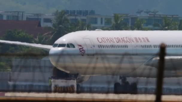 Obchodní letadlo na letišti Phuket — Stock video