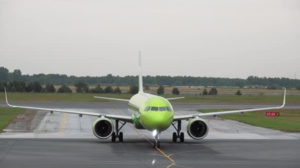 Літак S7 прибув до аеропорту. — стокове відео