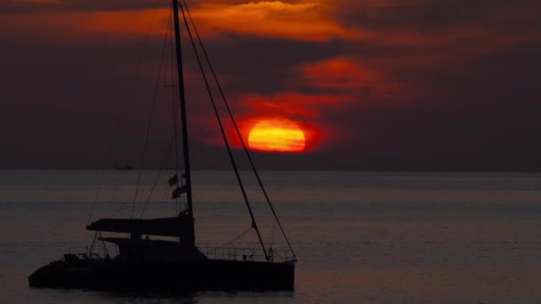 Silueta jachty při západu slunce — Stock video