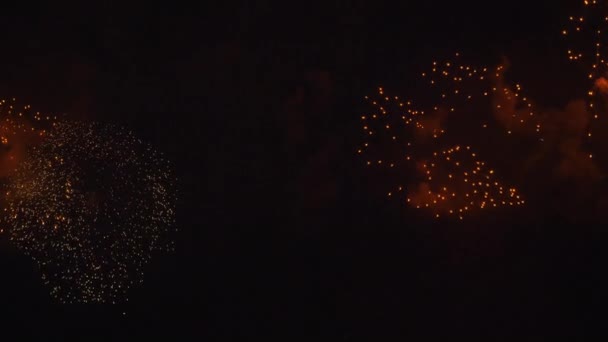 Πολύχρωμα πυροτεχνήματα προς τιμήν των διακοπών — Αρχείο Βίντεο