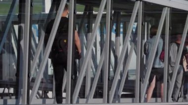 Uçağa binen yolcular...