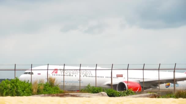 Pesawat di belakang pagar bandara — Stok Video