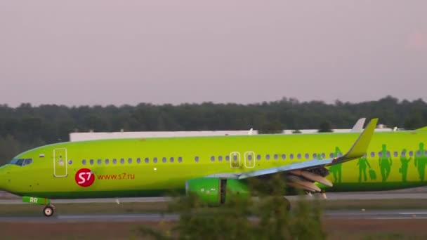 S7 Airlines frenando después del aterrizaje — Vídeo de stock