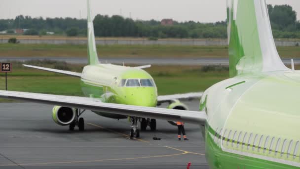 S7 Airlines planes stand on the tarmac — ストック動画