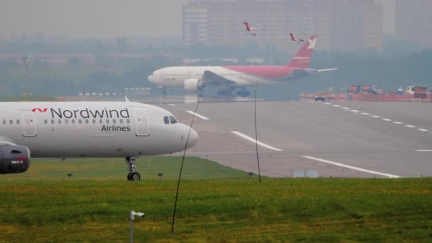 Avion Nordwind à l'aéroport de Sheremetyevo — Video