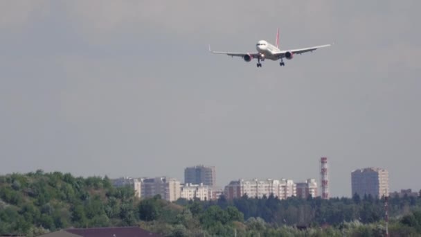 Довгий постріл літака наближається до посадки — стокове відео