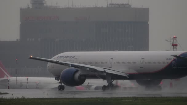 The plane takes off in the rain — Stock Video