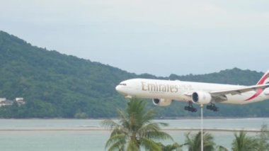 Boeing Emirates Phuket Havaalanına vardı.