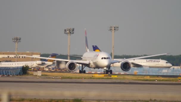 Aviones que van a la pista — Vídeos de Stock