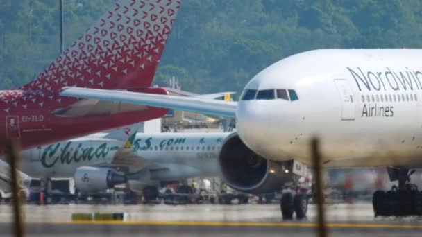 Пасажирський літак затягується в аеропорту. — стокове відео
