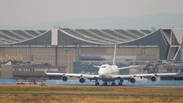 Pohled na přistávací dráhu na letišti ve Frankfurtu — Stock video