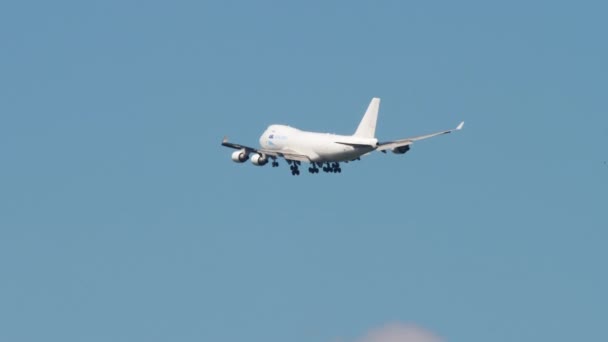 Enorme avión gira en el cielo para aterrizar — Vídeos de Stock