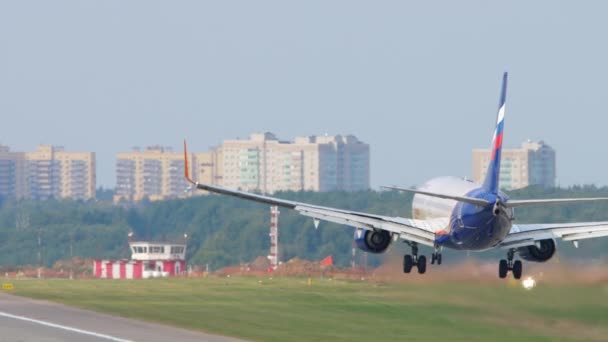 Visão traseira do touchdown da aeronave — Vídeo de Stock