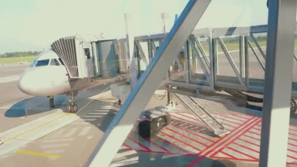Пассажир отправляется на посадку на посадочный мост — стоковое видео