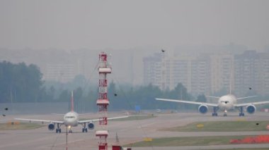 Hava alanında sisli bir sabah.