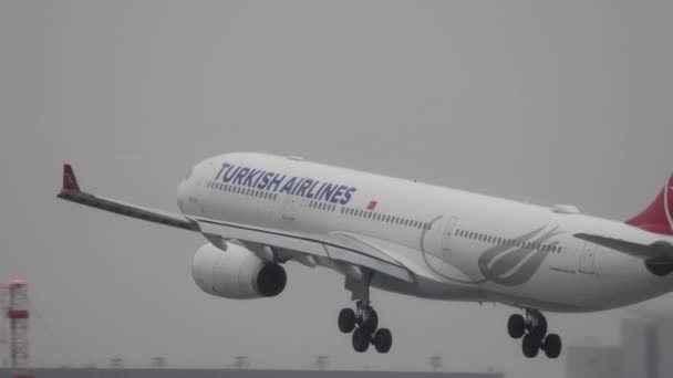 Avión de Turkish Airlines aterrizando bajo la lluvia — Vídeo de stock