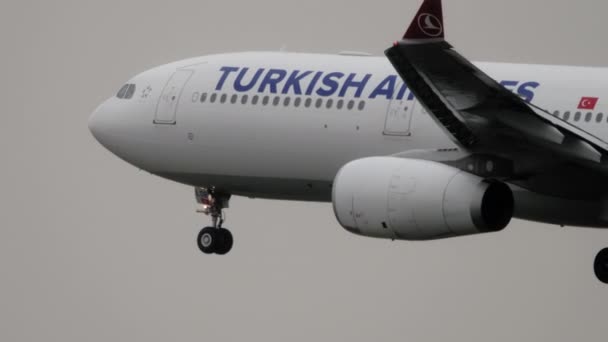 Turkish Airlines plane landing in the rain — Stock Video