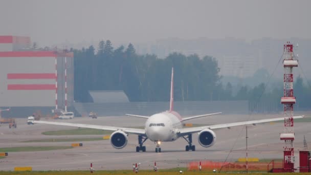Avião de passageiros em taxiing, vista frontal — Vídeo de Stock
