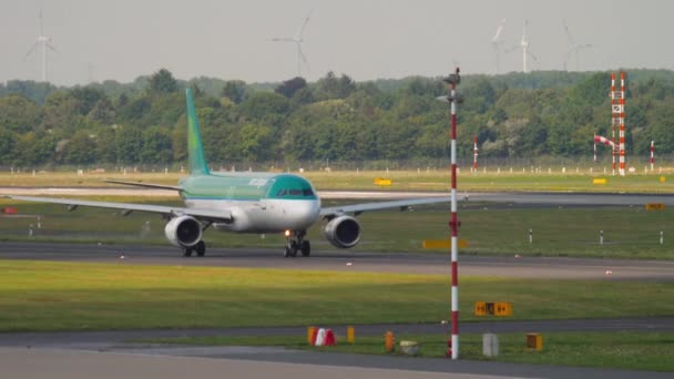 Rollendes Flugzeug am Flughafen Düsseldorf — Stockvideo