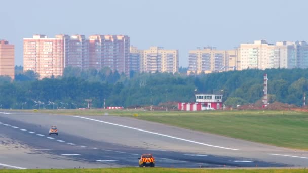 Veículos de assistência técnica na pista — Vídeo de Stock