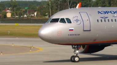 Uçağın burnuna yakın çekim.