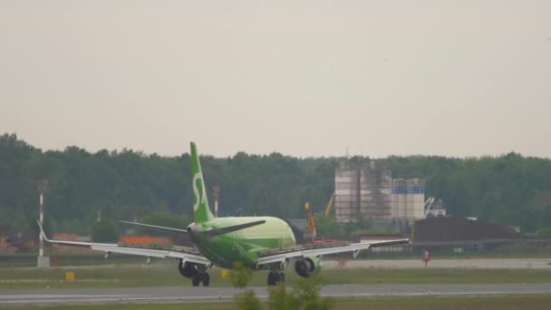 S7 Airlines сповільнюється після посадки. — стокове відео