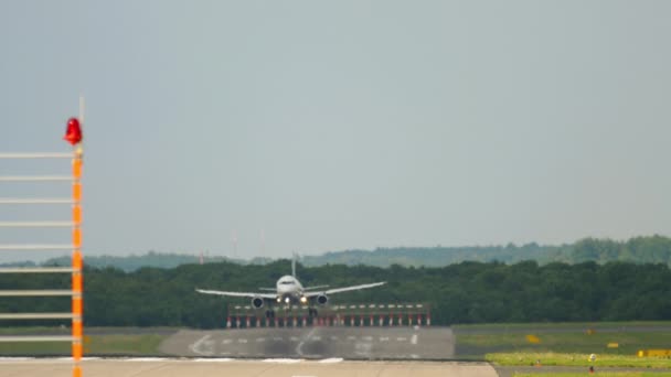 Runway view, aircraft landing — Stock Video