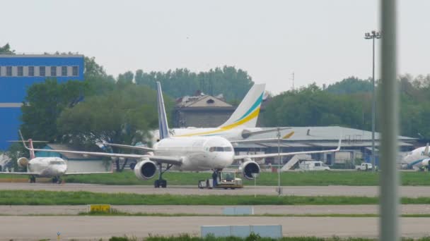 Такси и самолеты в аэропорту Алматы — стоковое видео