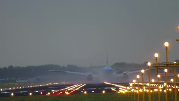 Vista de la pista por la noche — Vídeo de stock