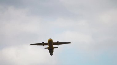 Uçak tepemizde uçuyor.