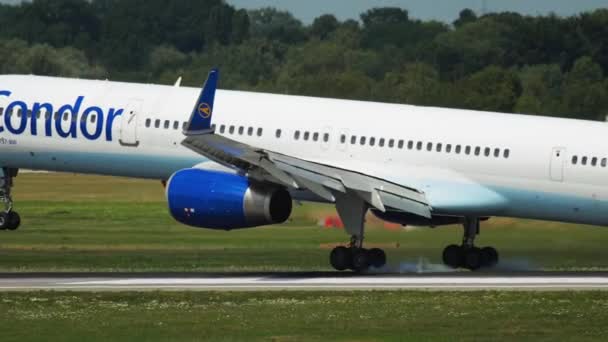 Boeing 757 av landningen av Condor touchdown — Stockvideo